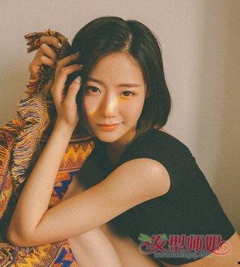 卷发素颜女孩生活照,生活照中的自然美